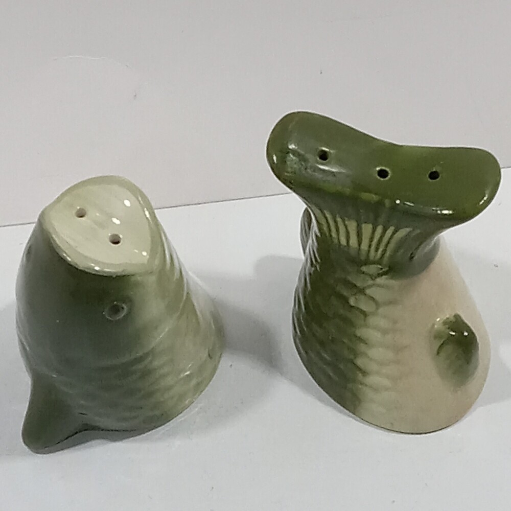 Trout FISH Bass Head Tail Salt Pepper SHAKERS Ceramic Green Fisherman Picnic Vtg
